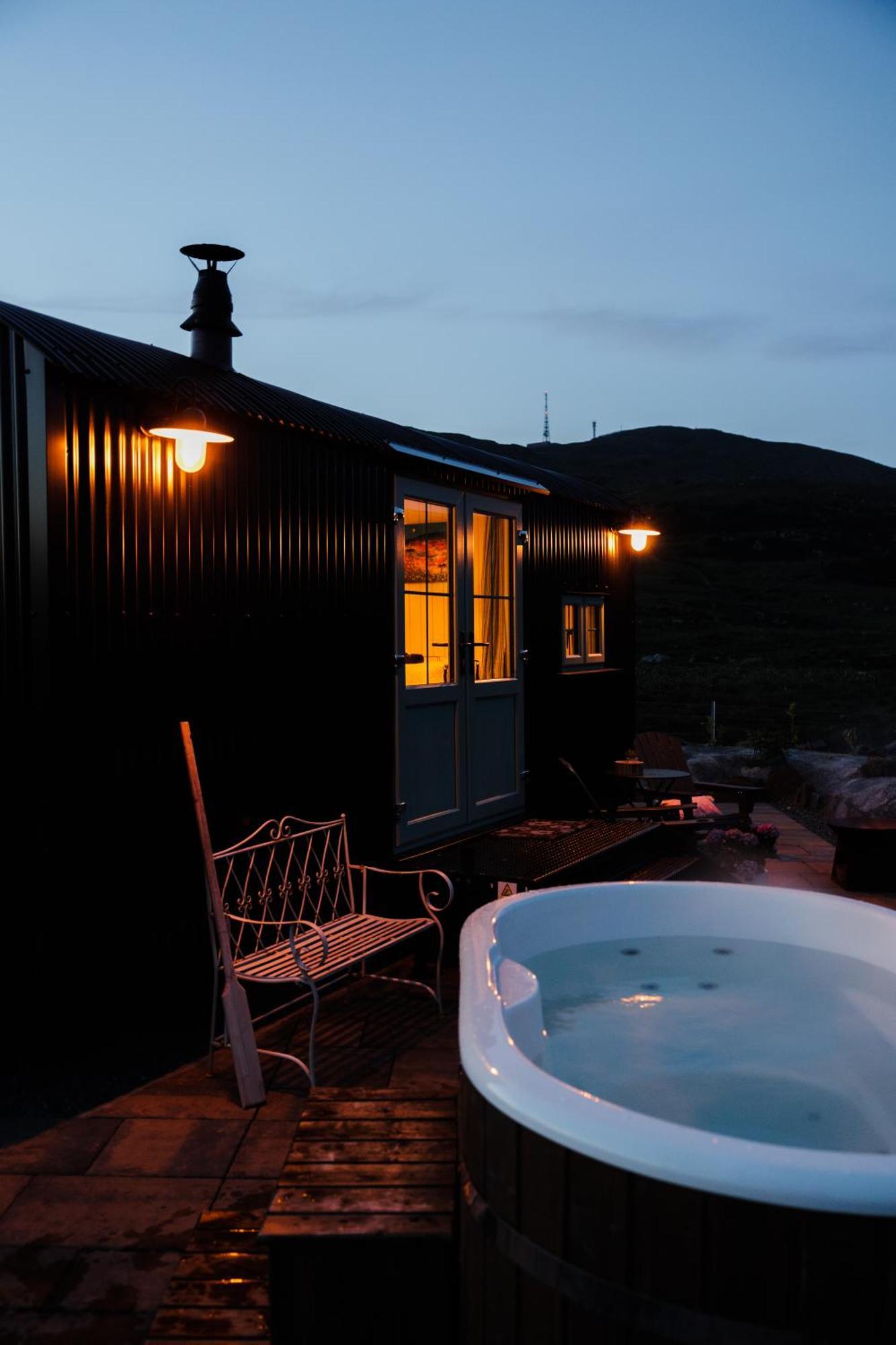 Black Hut At Slieve Croob Glamping Ballyward Eksteriør bilde